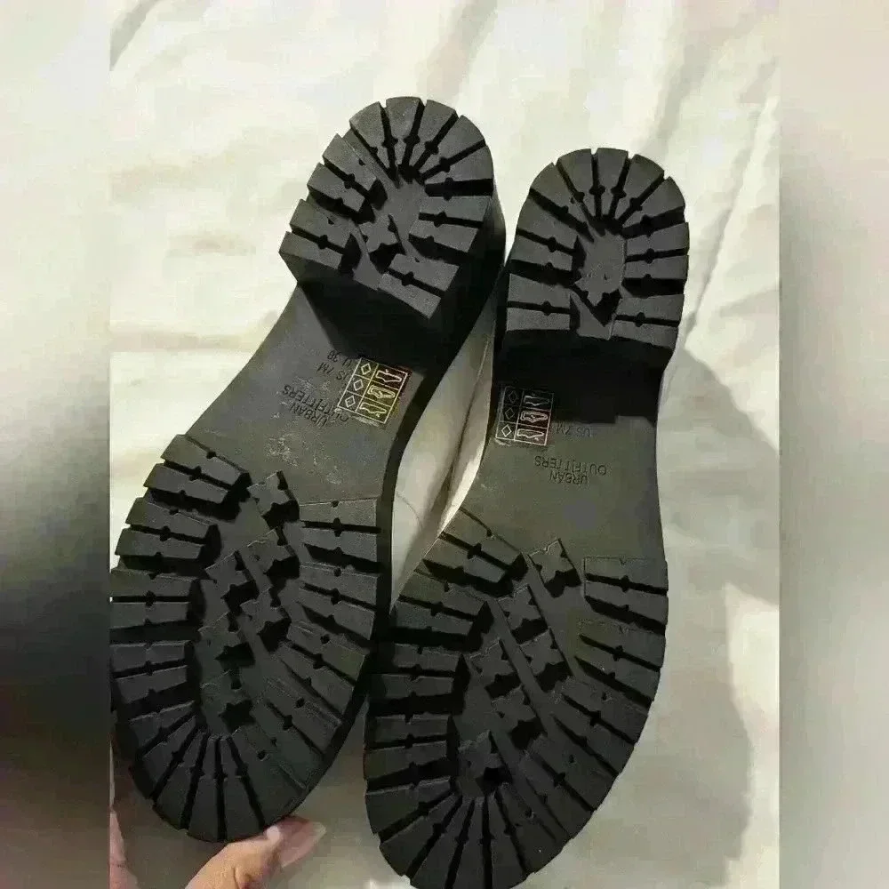 Urban‎ Outfitters White Daria Treaded Mary Jane Size 7